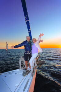 El amor no tiene edad!! pareja de enamorados a bordo del velero posando en el SunSet cruise de Puerto Vallarta