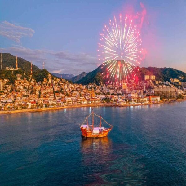 Barco-pirata-fuegos-artificiales-puesta-de-sol-cena