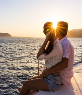 Luxury-Sunset-wine-appetizers pareja-viendo-atardecer-puerto-vallarta-en-yate-